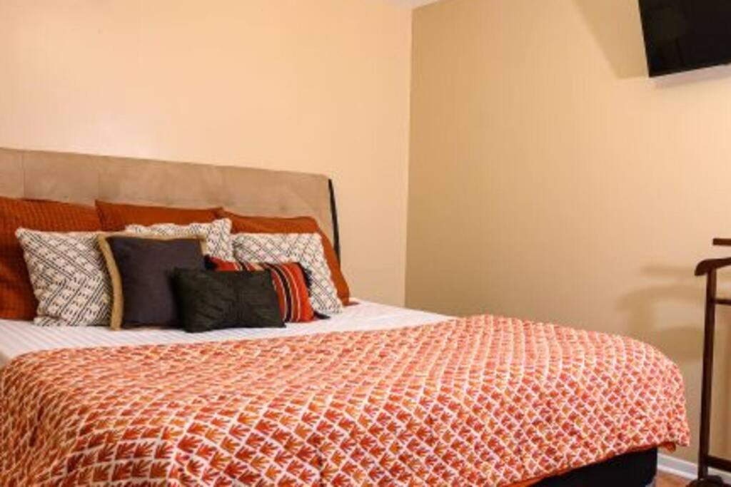 Great 2 Bedroom Condo,Free Parking,Easy Commute. Irvington Eksteriør bilde